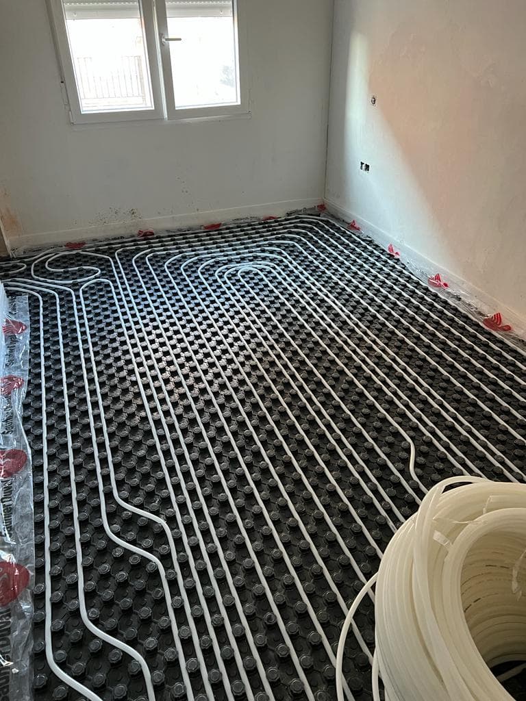 Instalación de suelo radiante con tubería