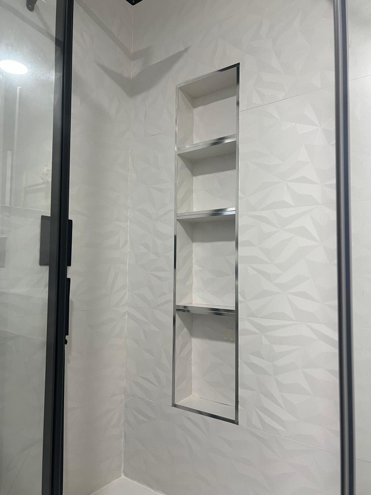 Hornacina de baño terminada con azulejo decorativo