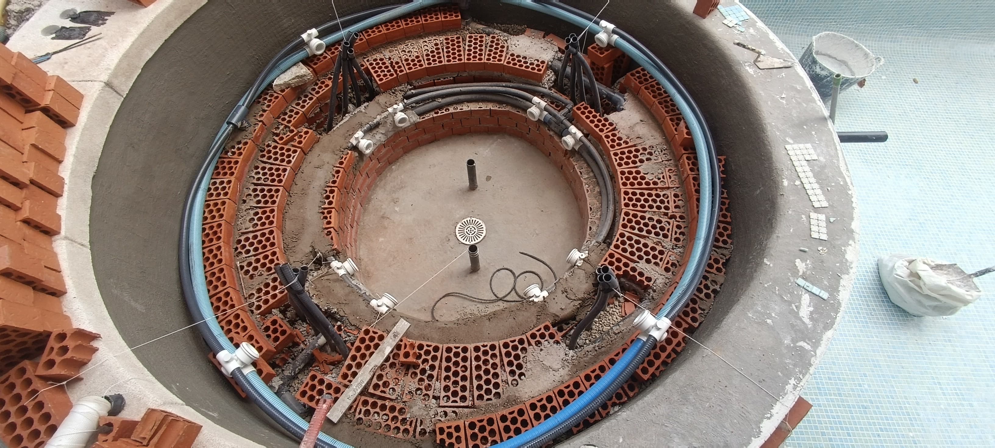Estructura de jacuzzi en construcción con tuberías