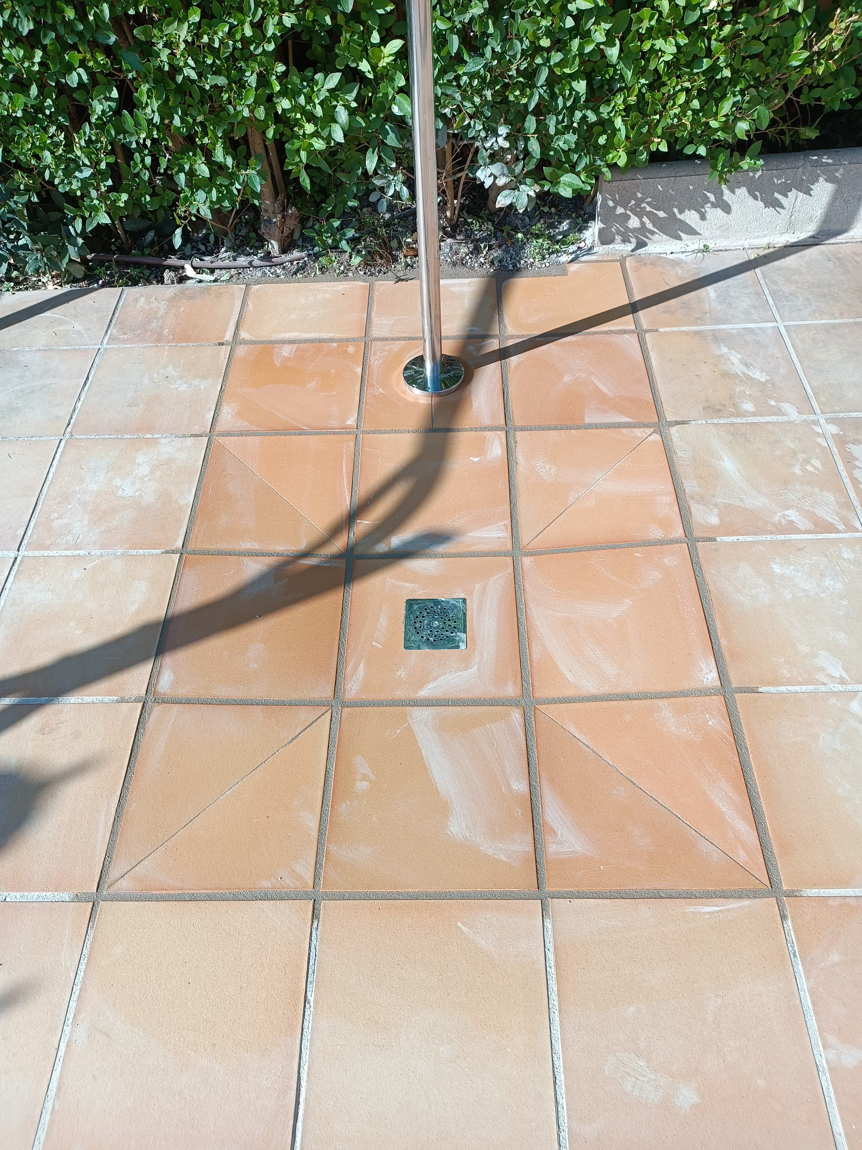 Detalle de solado exterior para piscina