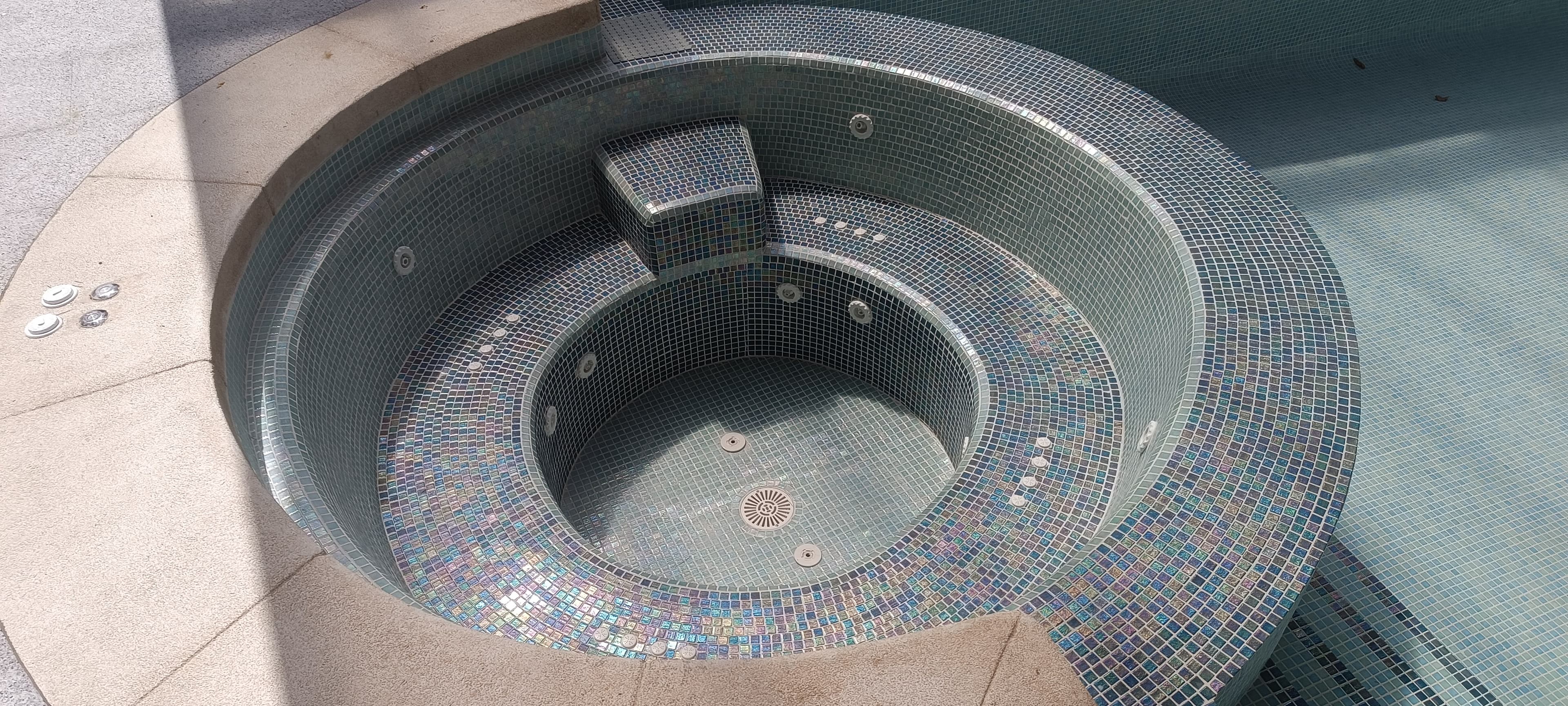 Jacuzzi circular con acabado en gresite