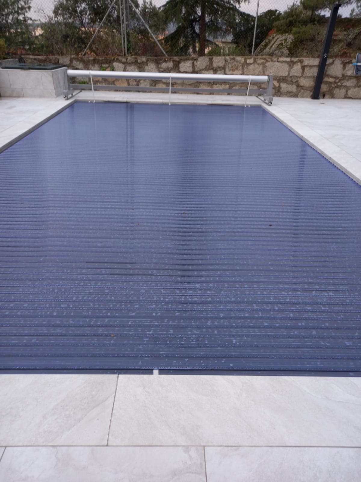 Cobertor automático de piscina instalado