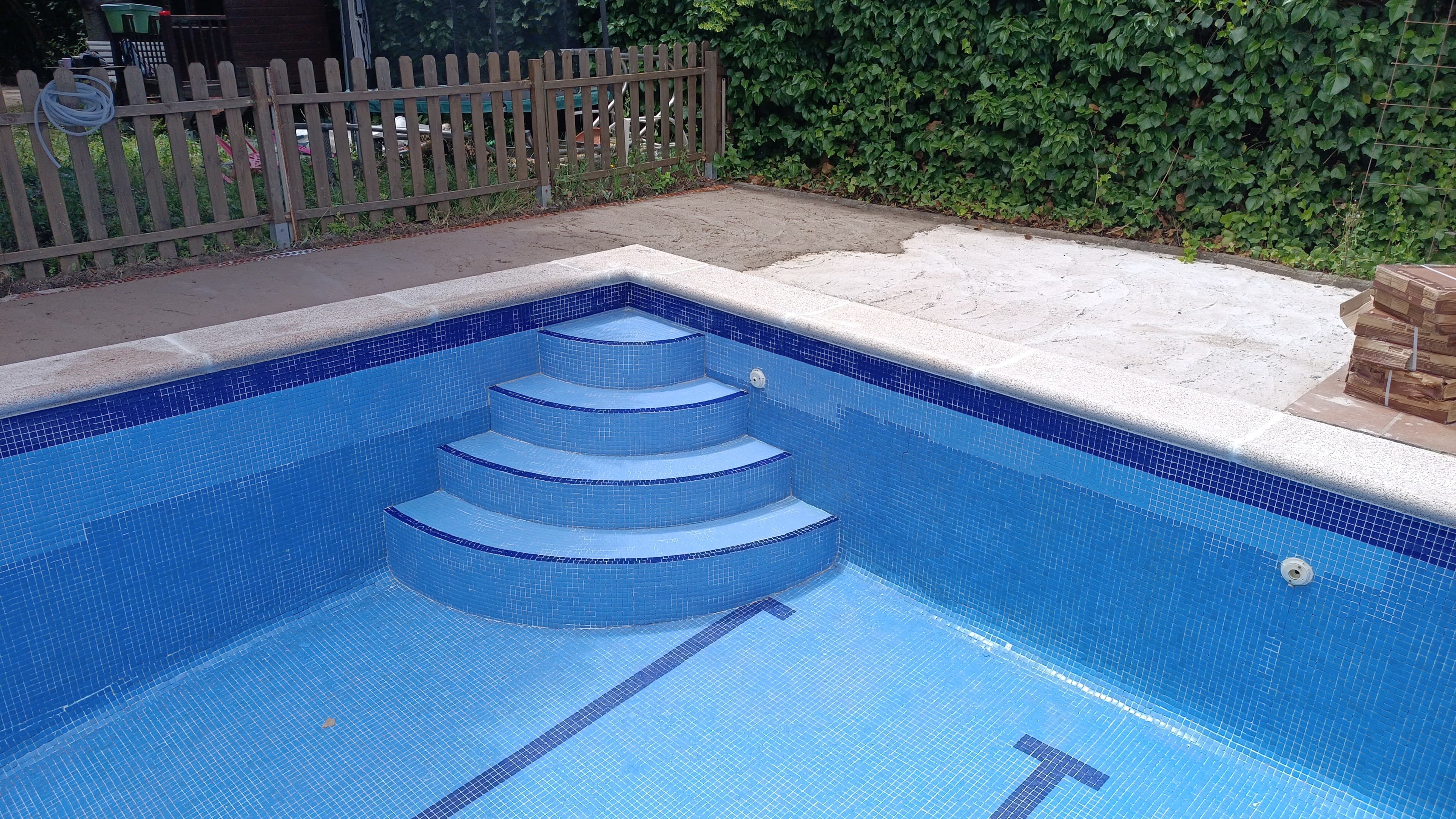 Piscina comunitaria mantenida por Dialsa
