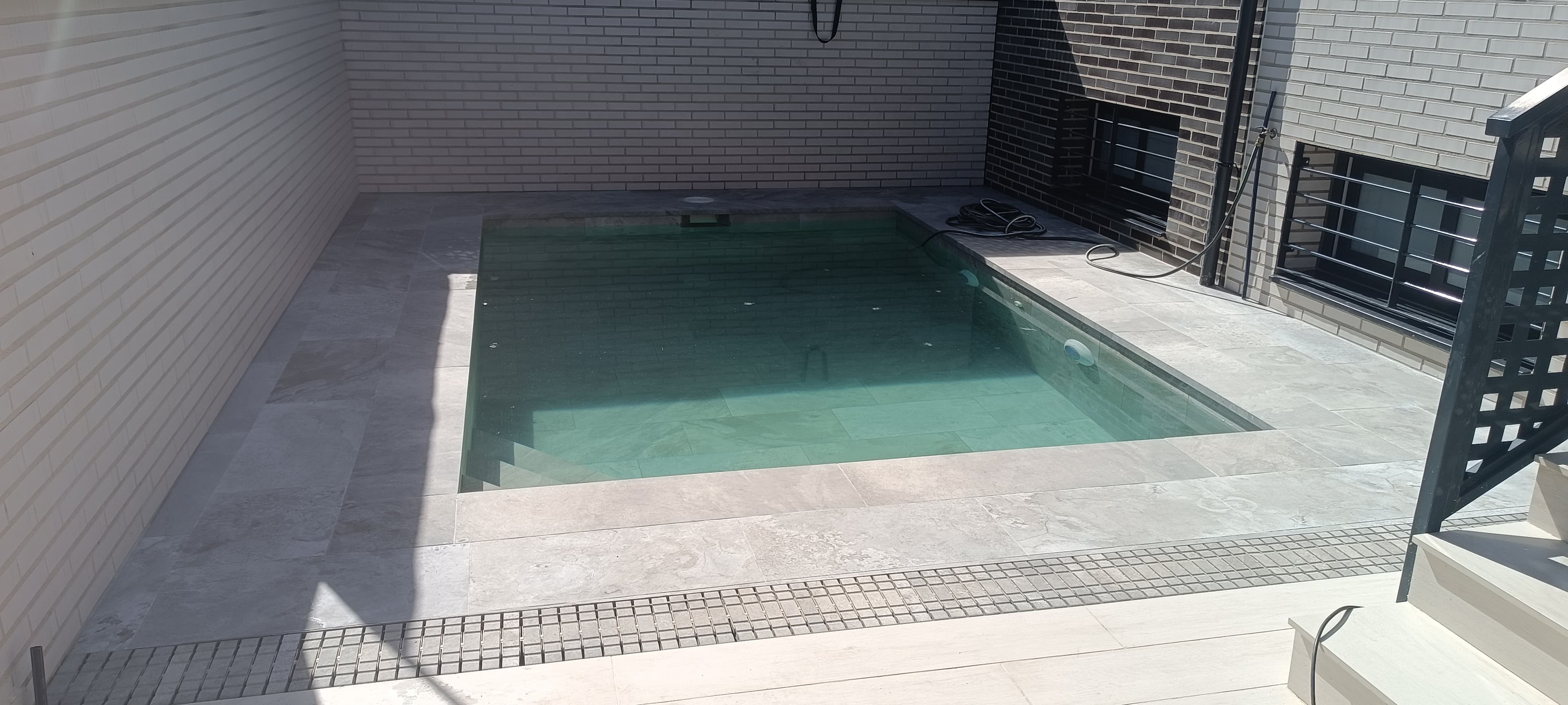 Piscina moderna con escaleras integradas