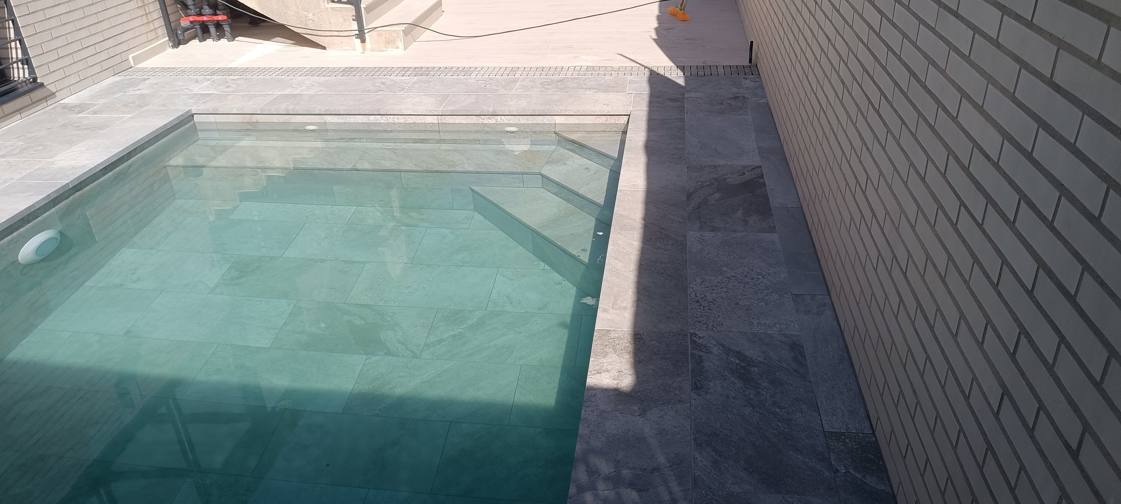 Detalle de piscina terminada con gresite