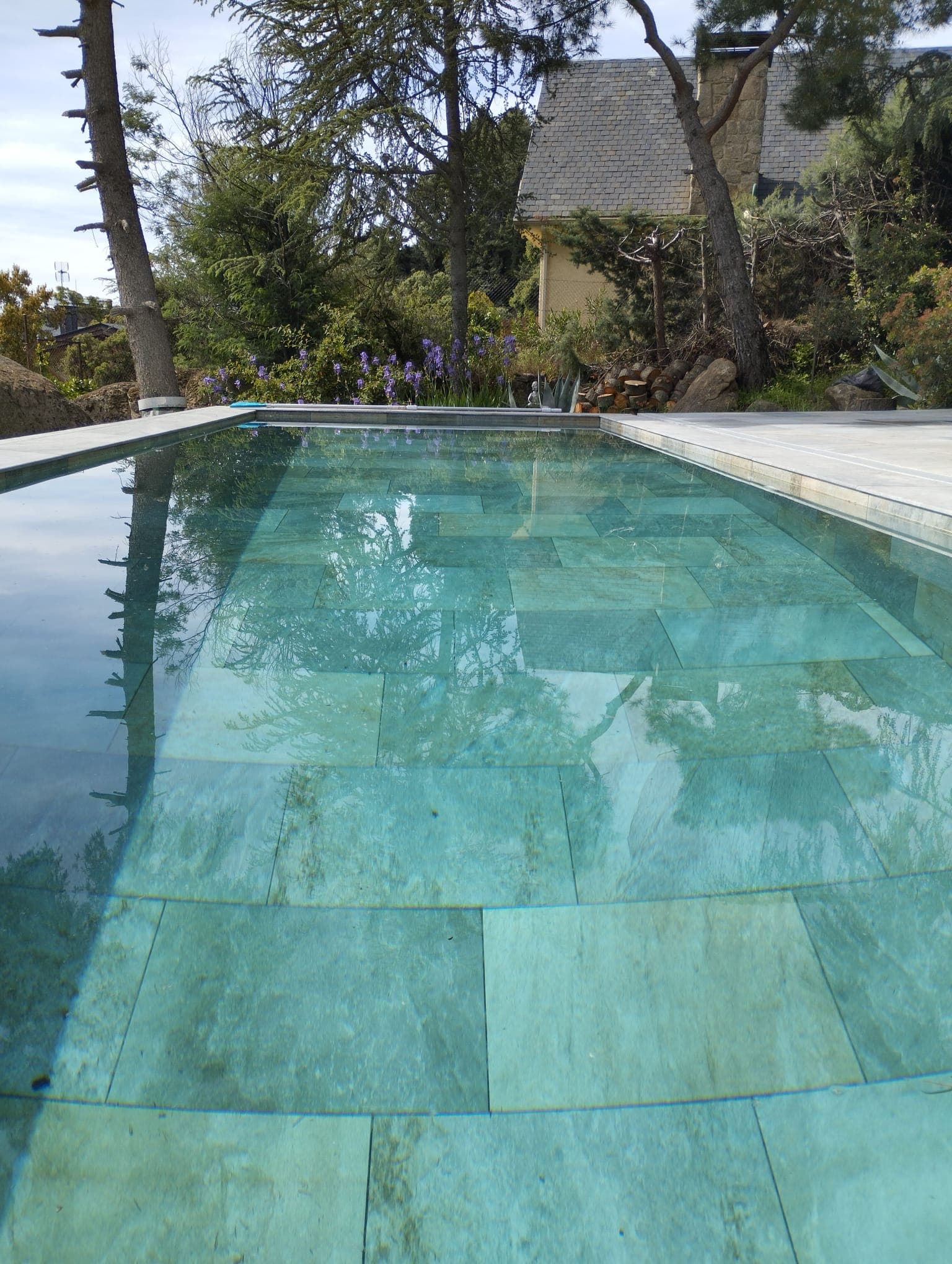 Piscina con acabado en piedra gris