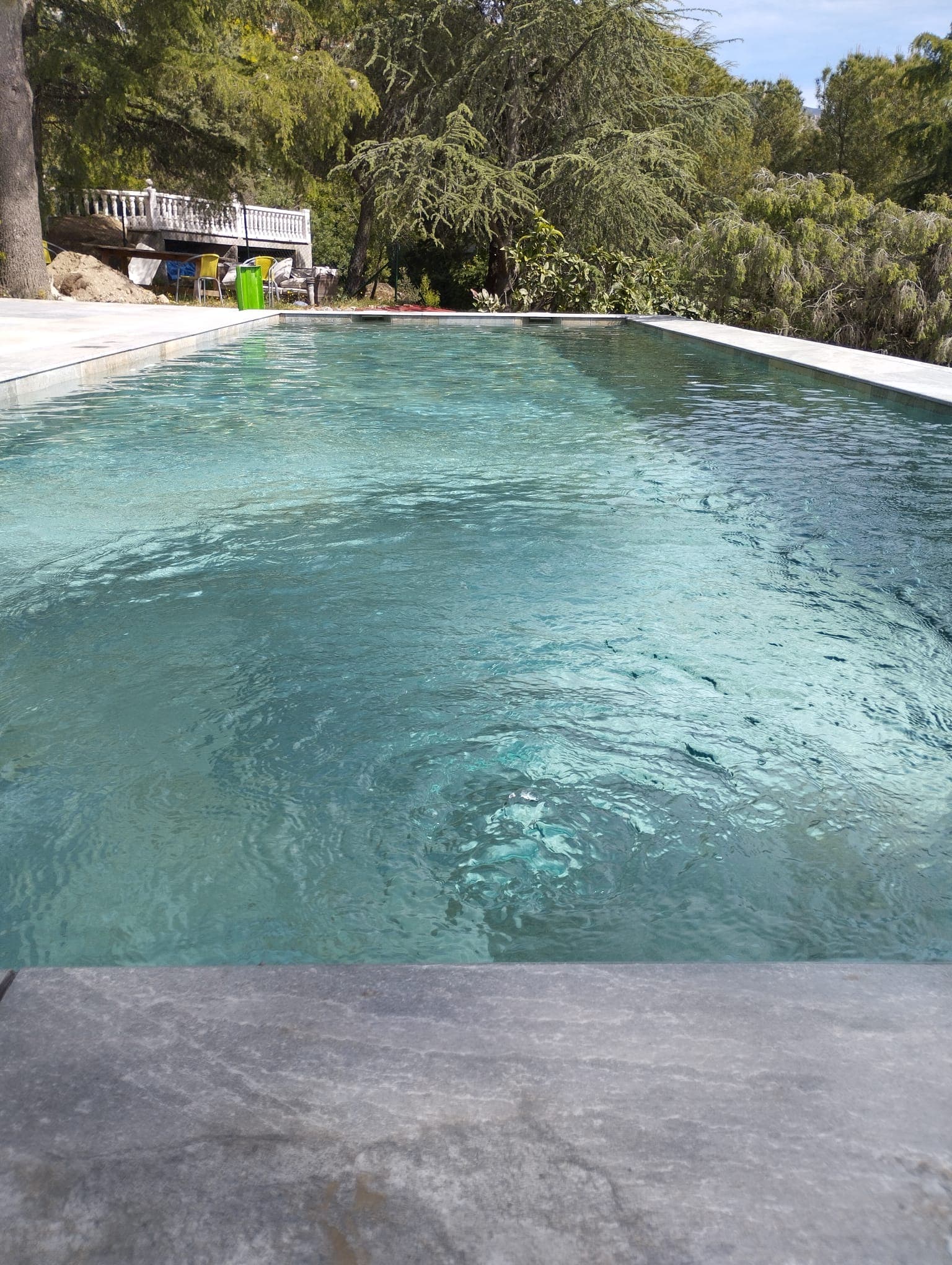 Piscina de diseño con acabado en piedra natural