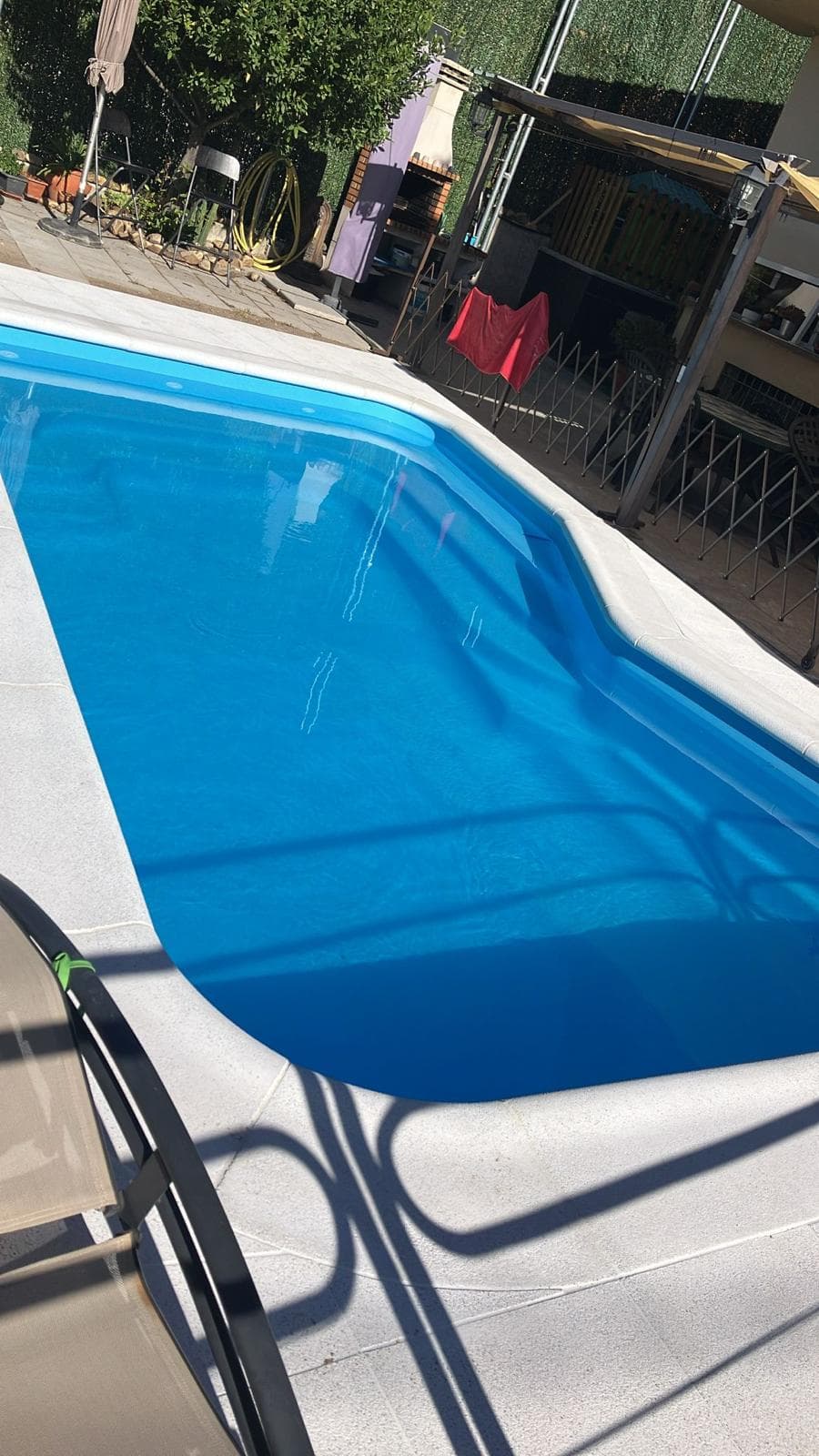 Piscina prefabricada de poliéster instalada